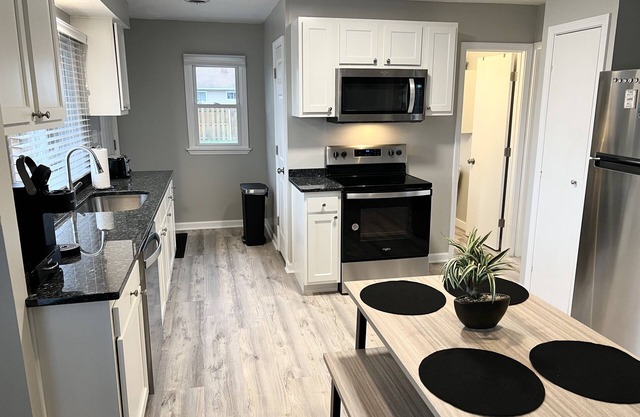 Madison on the Lake Home with Lake Erie views & Pool in Wine Country!