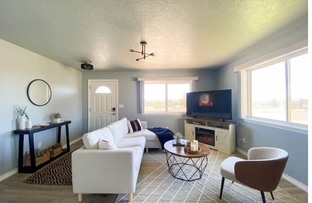 Madras Oak House ● Entire Home w/Unopposed Mountain View ● Fireplace ● BBQ