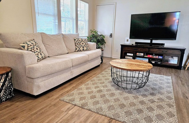 Madrona's Guesthouse- Easy access to downtown, airport, West Ashley and more