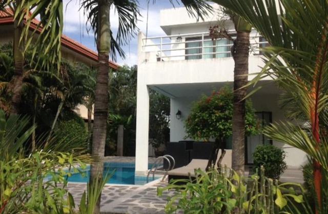 Mae Phim -Beachfront living in a villa with a private pool !