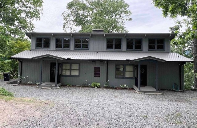 Mae`s Haven: 6 BR 4 BA Lakefront Home at Lake Junaluska|Pet-Friendly