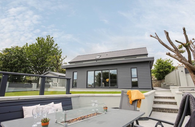 MAES LLWYD, family friendly, with a garden in Benllech