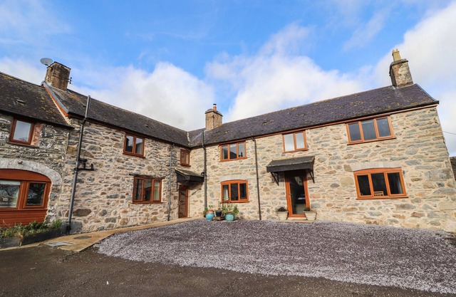 MAESTYDDYN FARM HOUSE, pet friendly, with hot tub in Ruthin