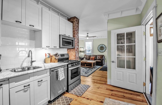Magazine featured townhome steps from Elmwood Village 25mins from Niagara Falls