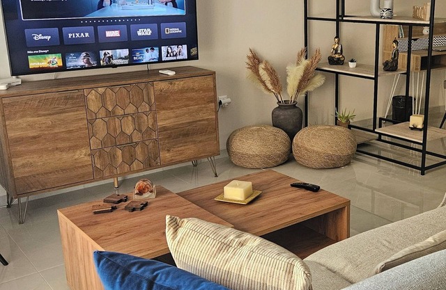 Maggie's Blissful Escape,90m2 sunny flat just 4-minute walk from the beach/city.