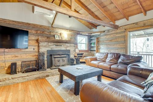 Maggie Valley Log Cabin Deck and Mountain Views!