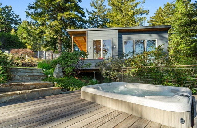 Magic Madrone~Stylish and Cozy Retreat w/Stunning Redwood Views!HotTub/WiFi