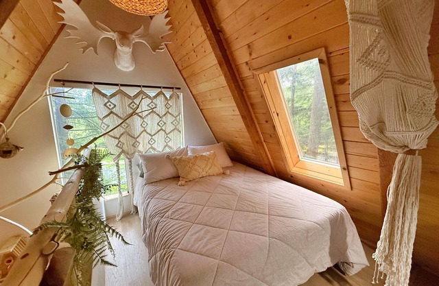 Magic Mushroom A-Frame Cabin with wood-burning hottub