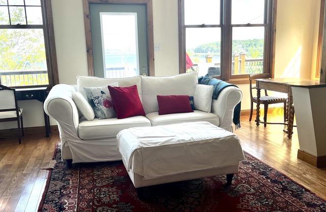 Magical and Unique Water views 10 min to Downtown