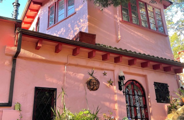 Magical Castle with 2 bedrooms and WiFi, fitness room in perfect Topanga