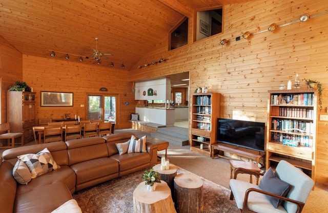 Magical lakefront cabin retreat in Victoria Beach!