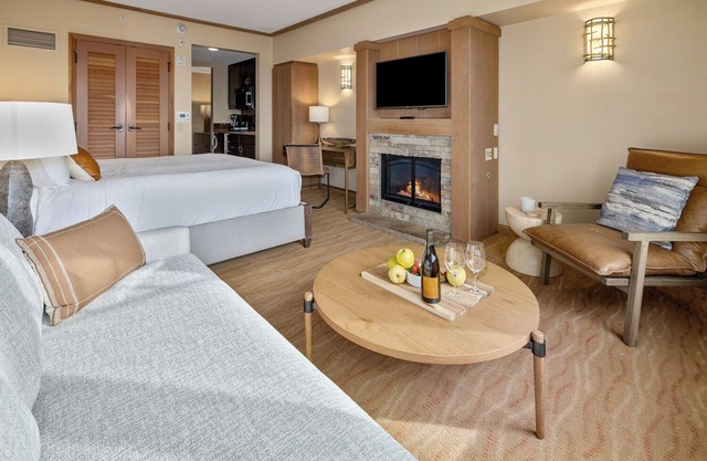 Magical River & Sunset Views, Fireplace, 5th Flr, Pool, HotTub, New Furnishings!