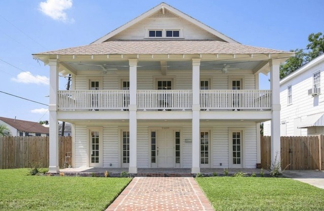 Magical Uptown Home 3 bdr, sleeps 6