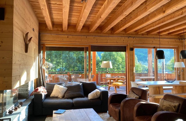 Magnificent 14-room apartment in chalet, south-facing terrace, fireplace