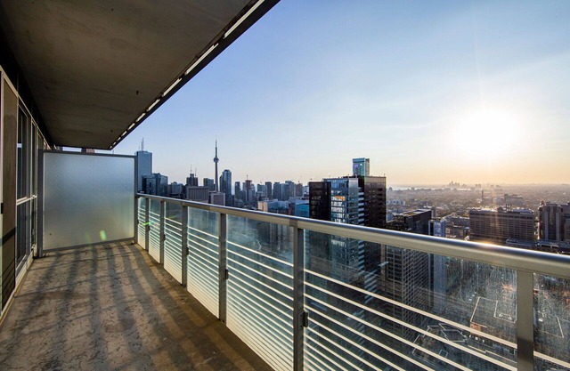 Magnificent 1 + Den condo (Sleeps 6) near Sick Kids hospital with 1 FREE Parking