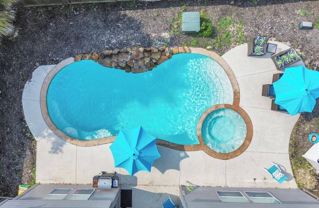 Magnificent 6-BR w Pool & Spa 25 Mins Downtown LT
