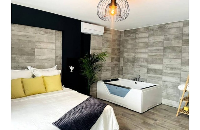 Magnificent apartment with whirlpool bath.