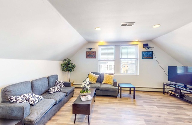 Magnificent Apartment Near Bay, Loft, Dog-Friendly