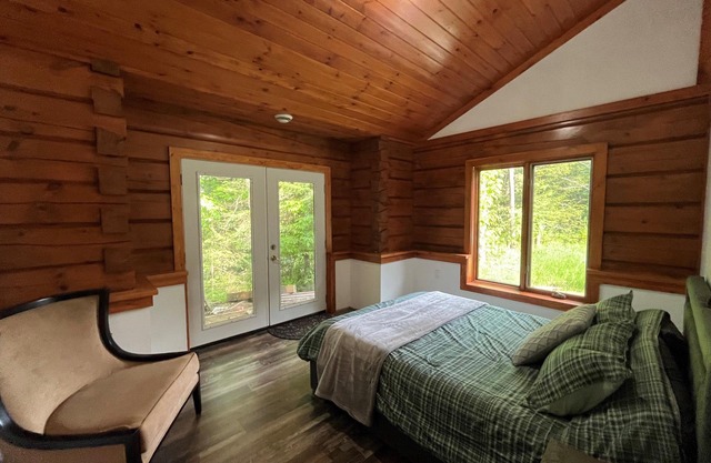Magnificent and private forested retreat at the Highland House!