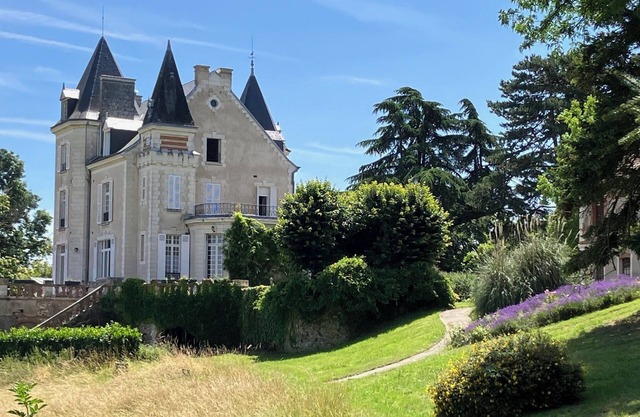 Magnificent Château in the heart of Touraine, 15 minutes from Tours