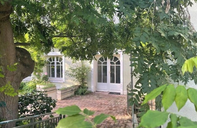 Magnificent Charming Residence by the Water, Less than 1 Hour from Paris