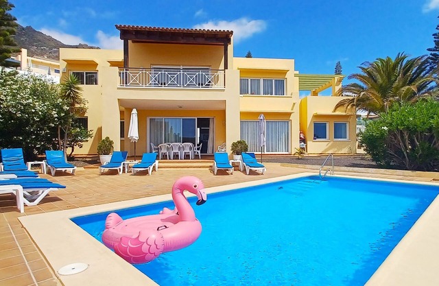 Magnificent detached Villa with 5 Bedrooms, Private Pool, WI-FI, Tropical Garden
