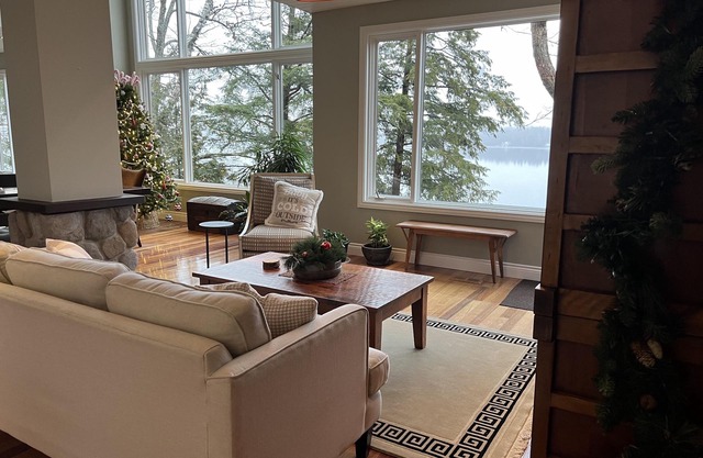 Magnificent Executive Lake House on White Lake