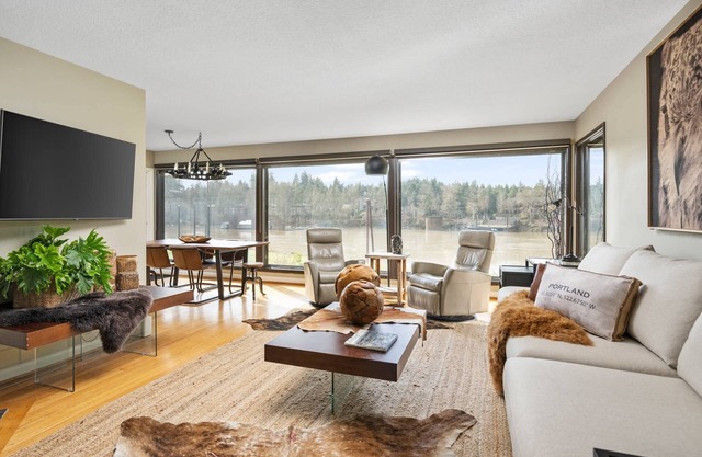 Magnificent Home on Banks of the Willamette River, Hot Tub, Fire-Pit, Cornhole, 9 Miles to Downtown