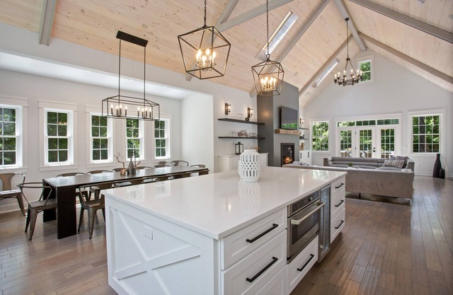 Magnificent Home, Saltwater Pool. Walk to beach! Hot Tub Open year round!