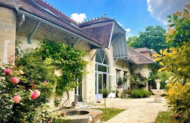 Magnificent house in the Nointel estate