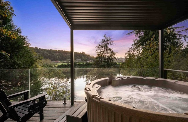 Magnificent Riverfront Views From Hot Tub, Home, & Deck, Stunning Inside and Out, 5 Minutes to Beach