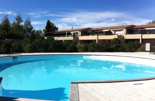 Magnificent T2 in recent residence, calm with swimming pool