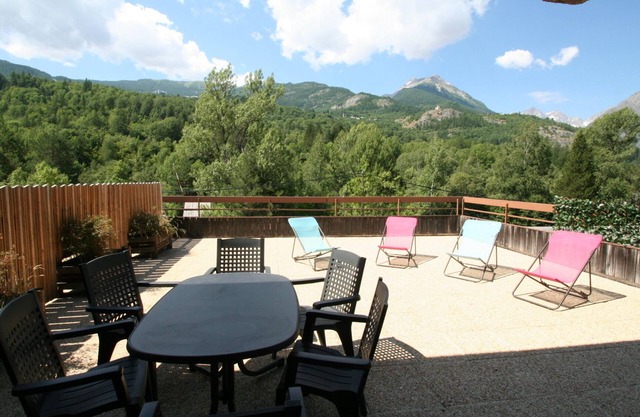 MAGNIFICENT TERRACE FULL SOUTH WITH VIEW ON THE HEIGHTS FOR THIS CHALET MITOYE
