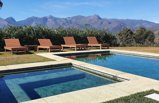 Magnificent views, 3 suites, pool w/heated tub