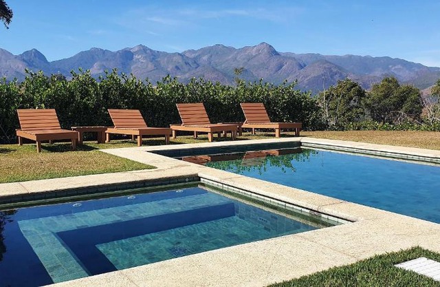 Magnificent views, 3 suites, pool w/heated tub