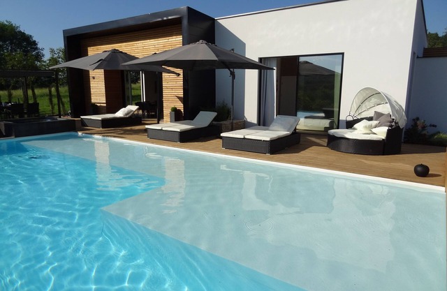 MAGNIFICENT VILLA, heated swimming pool, close to the DORDOGNE beaches.