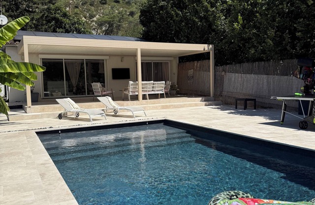 Magnificent villa 20min from Nice and Monaco. Swimming pool, Jacuzzi, table tennis .