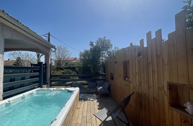 Magnificent villa for 2 to 8 people with private pool - close to the sea