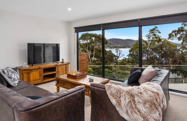 Magnificent villa on the bay - 3 min walk to the beach, 10 min to shops / cafes