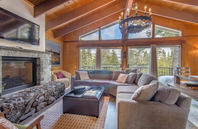 Mahogany by AvantStay | Snowbird Cabin w/ Full Chamberlands Access!