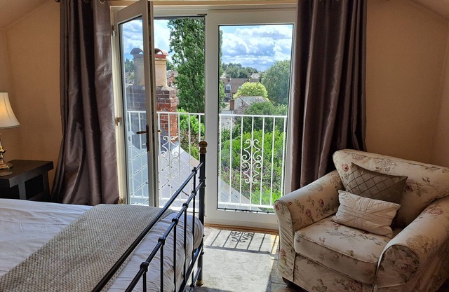 MAIDENHEAD HOUSE, 3 bedrooms, garden, free parking, near town centre, sleeps 4