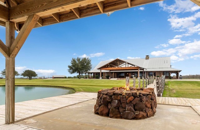 ★Main Lodge ★Delightfully Retreat Texas Ranch, lake, sleep 28-32★