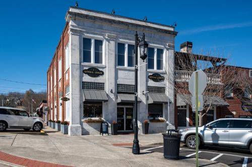 Main & Main - Downtown Blue Ridge, GA - Luxurious Downtown Retreat, Gas Log Fireplace, King Master Suite - Blue Ridge, GA