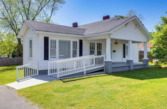 Main Street Home: 1 Mile to Callaway Gardens
