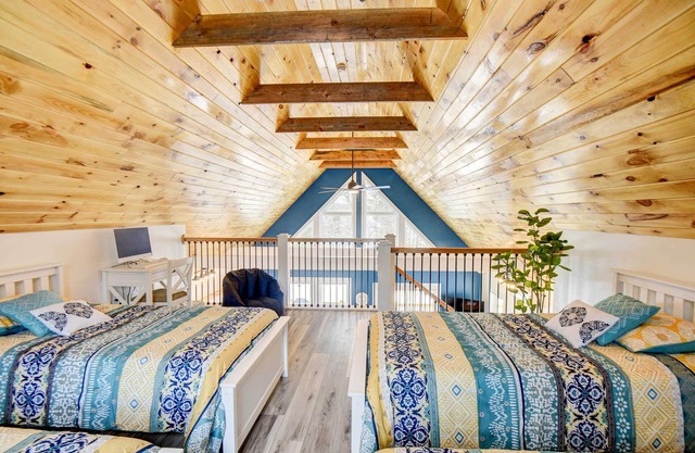 Maine Retreat w/Balcony: 5 Mi to Lakes