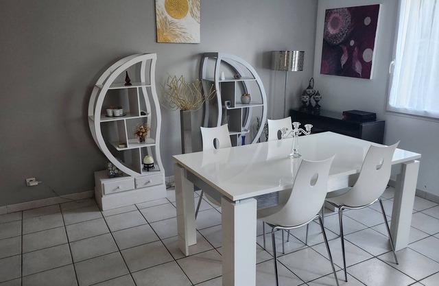 Maison Équipée, 3 Chambres, Spacieuse et Fonctionnelle. Proche Gare de Nîmes