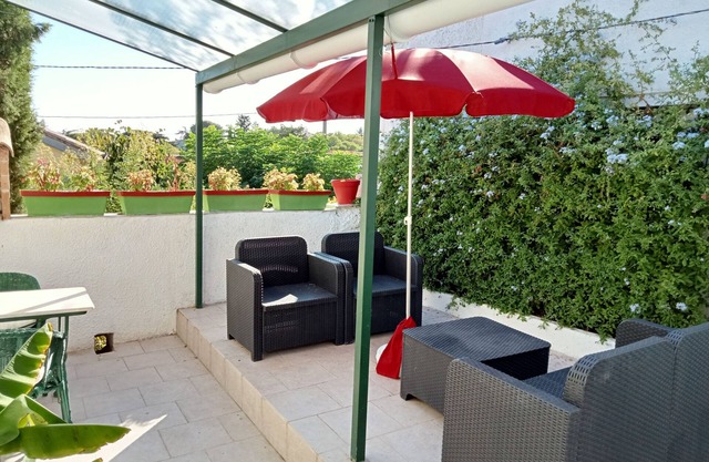 Maison 2 Personnes Avec Garage Terrasse 5 Minutes Tour Magne/proche Centre Ville