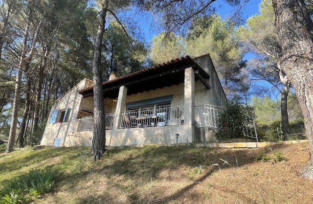 Maison au calme sous les pins.