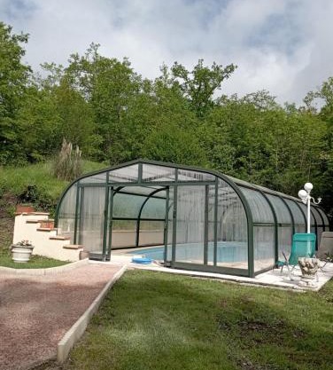 Maison avec piscine au milieu des bois