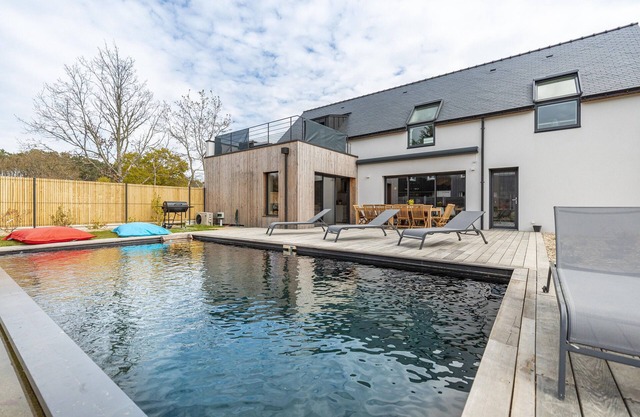 Maison Bord de Mer, Piscine Naturelle Chauffée, spa